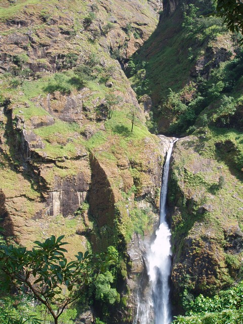 cascade-syanje-tal-tour-des-annapurnas-nepal.jpg