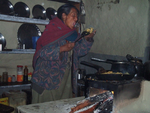Cuisine d'une guesthouse de Laddar, au Népal