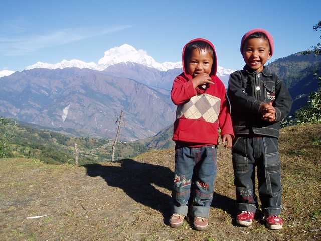 Portrait d'enfants Népalais dans le village de Phalate, sur le tour des Annapurnas