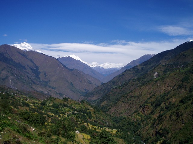 Panorama du village de Garpha au Népal, avec vue sur le Dhaulagiri