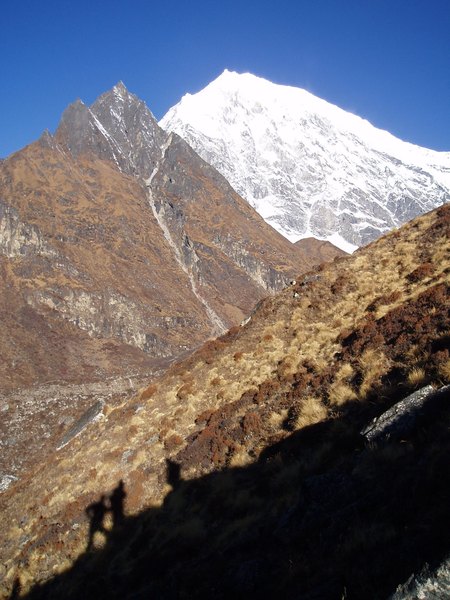 Vue sur les montagnes enneigées du Langtang au Népal
