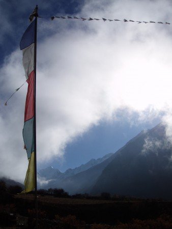 Trek dans le Langtang   Jour 3 : Bamboo   Langtang drapeaux prieres langtang 338x450