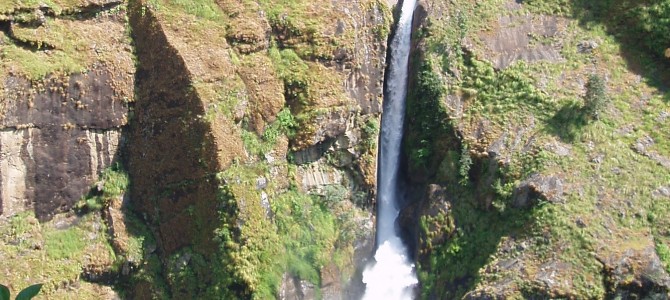 Purifier et boire de l’eau en trek