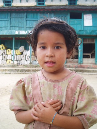 Tour des Annapurnas : Bhulbule   Bahundanda   Syanje enfant nepalais tour des annapurnas nepal 338x450